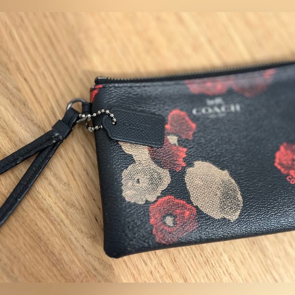 Coach Corner Zip Wristlet in Black And Poppy camo Flowers - Picture 8 of 8